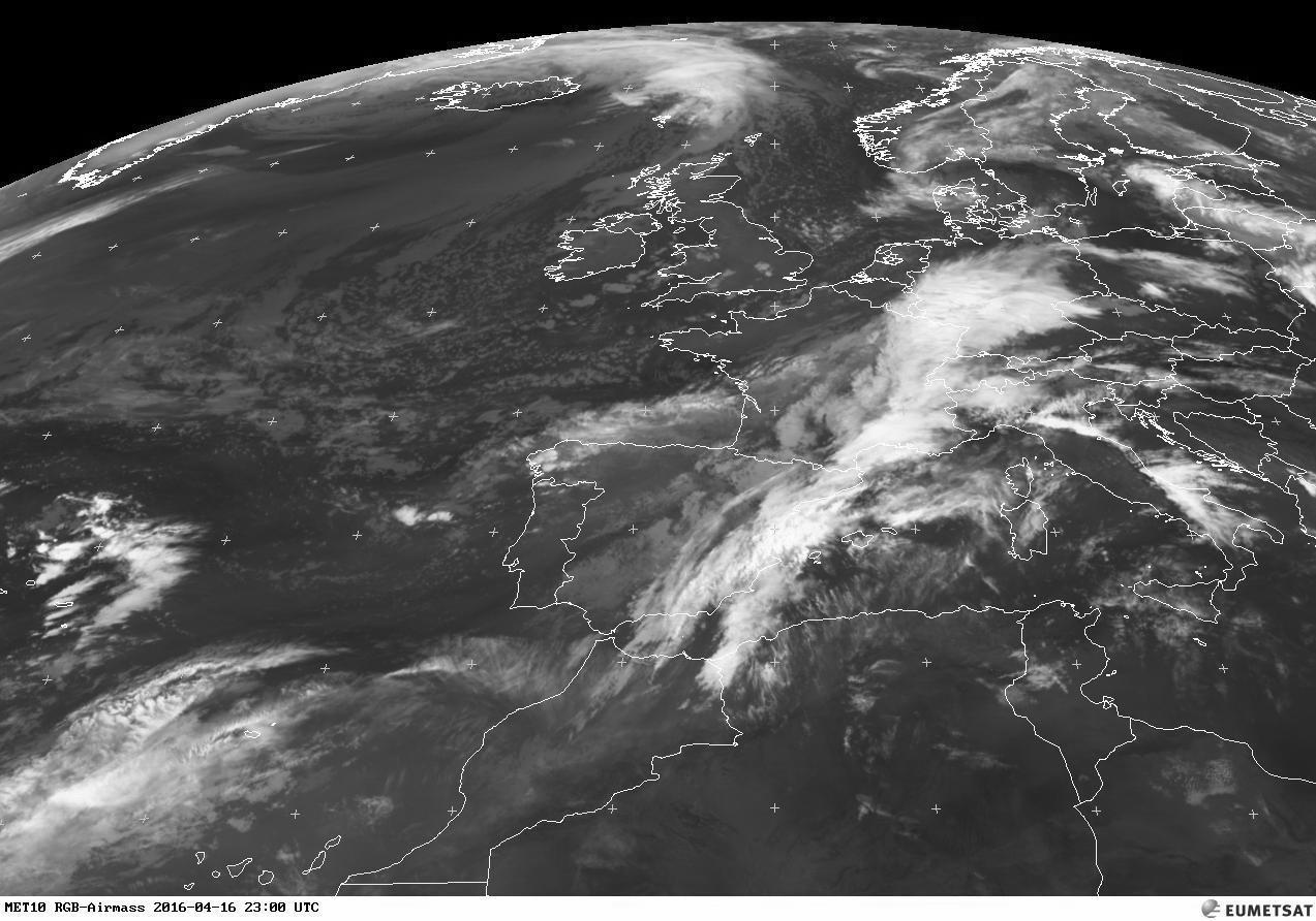 Fig. 3. Immagine da satellite per la notte su Domenica 17 Aprile. Fronte caldo in transito sulle Alpi, nuvolositá alta e sottile sulle regioni meridionali per effetto della rimonta calda in quota. Fonte: www.wetterzentrale.de